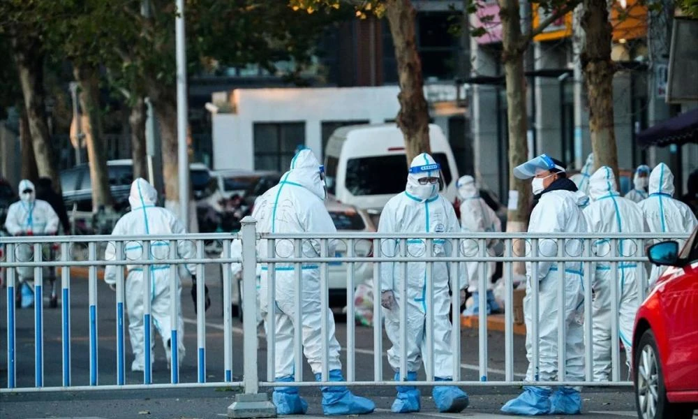 Συνεχίζεται το θρίλερ του κορονοϊού στη Σανγκάη: «Κανείς δεν μπορεί να κυκλοφορήσει στον δρόμο»-Τι λέει Έλληνας πρόξενος